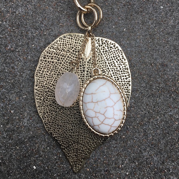 NWT Chico’s gold chain necklace w/ leaf (plastic) - Picture 3 of 6